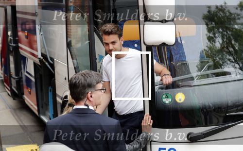 Amsterdam 19 mei 2019
Duncan laurence en zijn vriend Gerco Derksen  komen met bus aan bij westergasfabriek voor programma Jeroen Pauw.