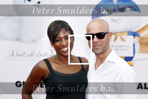 Amsterdam 2 juni 2019
Premiere huisdiergeheimen 2 in pathe arena. Edsilia Rombley met haar man Tjeerd Oosterhuis hun dochters en haar moeder