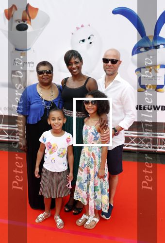 Amsterdam 2 juni 2019
Premiere huisdiergeheimen 2 in pathe arena. Edsilia Rombley met haar man Tjeerd Oosterhuis hun dochters en haar moeder