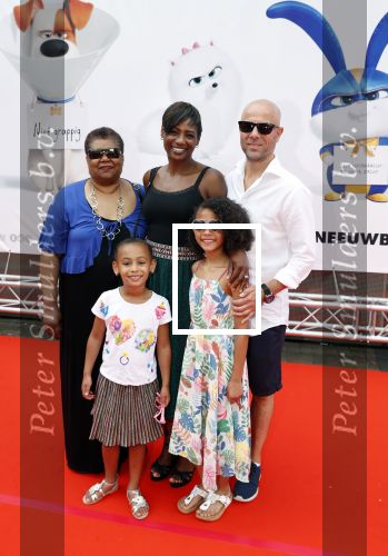 Amsterdam 2 juni 2019
Premiere huisdiergeheimen 2 in pathe arena. Edsilia Rombley met haar man Tjeerd Oosterhuis hun dochters en haar moeder