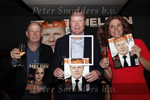 Amsterdam 29 mei 2019
10 jaar magazine Helden geporesnteerd bij Gassan Diamonds.
Frits en Barbara Barend praten met inge de Bruijn Ronald Koeman en Giovanni Bronkhorst.