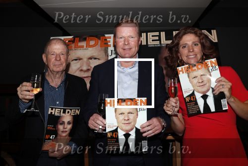Amsterdam 29 mei 2019
10 jaar magazine Helden geporesnteerd bij Gassan Diamonds.
Frits en Barbara Barend praten met inge de Bruijn Ronald Koeman en Giovanni Bronkhorst.