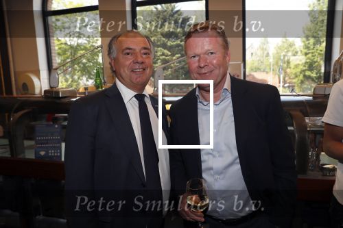 Amsterdam 29 mei 2019
10 jaar magazine Helden geporesnteerd bij Gassan Diamonds.
Frits en Barbara Barend praten met inge de Bruijn Ronald Koeman en Giovanni Bronkhorst. Benno Leeser en Ronald Koeman