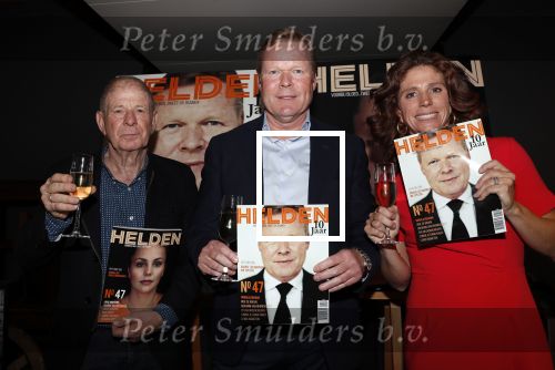 Amsterdam 29 mei 2019
10 jaar magazine Helden geporesnteerd bij Gassan Diamonds.
Frits en Barbara Barend praten met inge de Bruijn Ronald Koeman en Giovanni Bronkhorst.