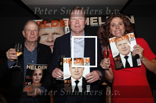 Amsterdam 29 mei 2019
10 jaar magazine Helden geporesnteerd bij Gassan Diamonds.
Frits en Barbara Barend praten met inge de Bruijn Ronald Koeman en Giovanni Bronkhorst.