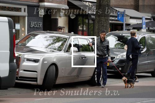 Amsterdam 25 mei 2019
Gerard Spong met partner en hun hondje op de beethovenstraat. Ze rijden in hun Rolls Royce.