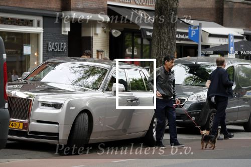 Amsterdam 25 mei 2019
Gerard Spong met partner en hun hondje op de beethovenstraat. Ze rijden in hun Rolls Royce.