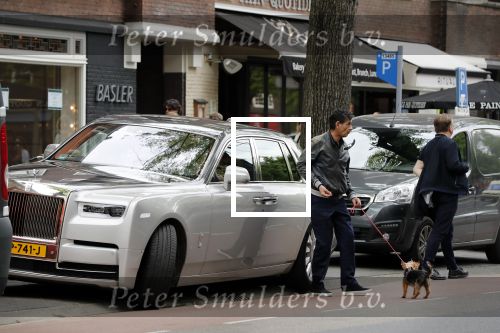 Amsterdam 25 mei 2019
Gerard Spong met partner en hun hondje op de beethovenstraat. Ze rijden in hun Rolls Royce.