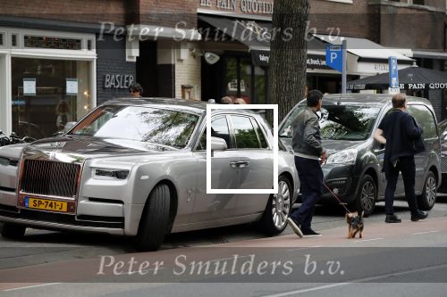Amsterdam 25 mei 2019
Gerard Spong met partner en hun hondje op de beethovenstraat. Ze rijden in hun Rolls Royce.