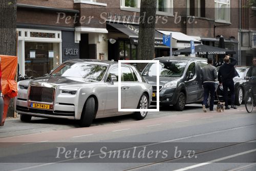 Amsterdam 25 mei 2019
Gerard Spong met partner en hun hondje op de beethovenstraat. Ze rijden in hun Rolls Royce.