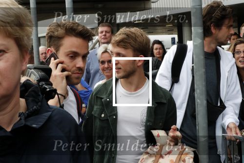 Schiphol  19 mei 2019
Vele fans wachten Duncan Laurence op nadat hij op schiphol is geland . De avond ervoor heeft hij het songfestival gewonnen in israel