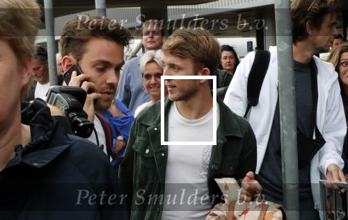 Schiphol  19 mei 2019
Vele fans wachten Duncan Laurence op nadat hij op schiphol is geland . De avond ervoor heeft hij het songfestival gewonnen in israel