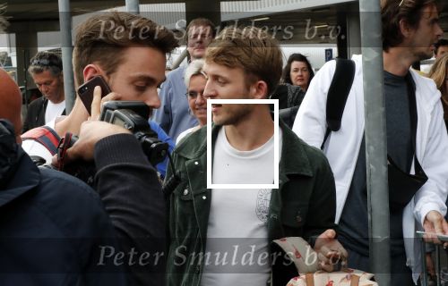 Schiphol  19 mei 2019
Vele fans wachten Duncan Laurence op nadat hij op schiphol is geland . De avond ervoor heeft hij het songfestival gewonnen in israel