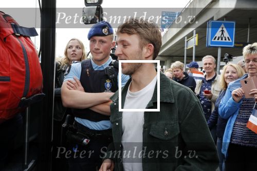 Schiphol  19 mei 2019
Vele fans wachten Duncan Laurence op nadat hij op schiphol is geland . De avond ervoor heeft hij het songfestival gewonnen in israel