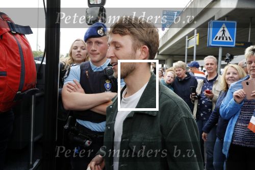 Schiphol  19 mei 2019
Vele fans wachten Duncan Laurence op nadat hij op schiphol is geland . De avond ervoor heeft hij het songfestival gewonnen in israel