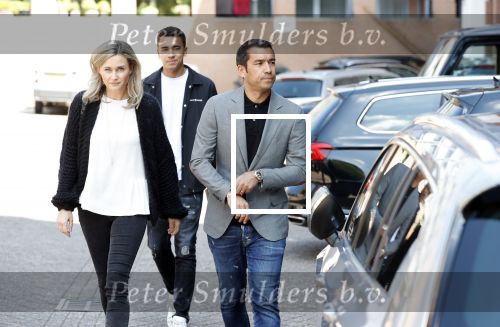 Amsterdam 29 mei 2019
10 jaar magazine Helden geporesnteerd bij Gassan Diamonds.
Frits en Barbara Barend praten met inge de Bruijn Ronald Koeman en Giovanni Bronkhorst. Giovanni kwam met zijn vrouiw zoon en vader en moeder