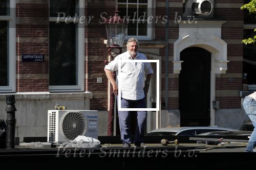 Amsterdam 22 mei 2019
Hans v d Togt is zijn woonark / woonboot compleet aan het verbouwen.