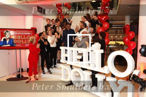 Amsterdam 21 mei 2019
iris v d Ende presnteert met haar bedrijf medialane de cast van hello Dolly met oa Simone Kleinsman Paul de Leeuw Freek Bartels Jorgen Raymann en Marjolein Touw.