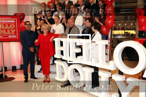 Amsterdam 21 mei 2019
iris v d Ende presnteert met haar bedrijf medialane de cast van hello Dolly met oa Simone Kleinsman Paul de Leeuw Freek Bartels Jorgen Raymann en Marjolein Touw.