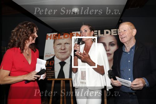 Amsterdam 29 mei 2019
10 jaar magazine Helden geporesnteerd bij Gassan Diamonds.
Frits en Barbara Barend praten met inge de Bruijn Ronald Koeman en Giovanni Bronkhorst.
