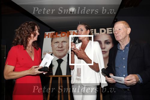 Amsterdam 29 mei 2019
10 jaar magazine Helden geporesnteerd bij Gassan Diamonds.
Frits en Barbara Barend praten met inge de Bruijn Ronald Koeman en Giovanni Bronkhorst.