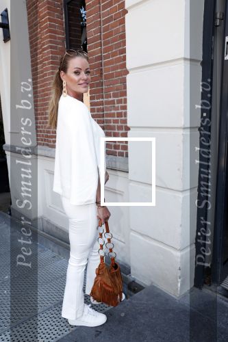 Amsterdam 29 mei 2019
10 jaar magazine Helden geporesnteerd bij Gassan Diamonds.
Frits en Barbara Barend praten met inge de Bruijn Ronald Koeman en Giovanni Bronkhorst.