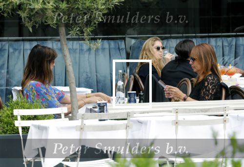 Amsterdam 4 juni 2019
Isa Hoes en Nada v Nie op terras