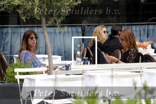 Amsterdam 4 juni 2019
Isa Hoes en Nada v Nie op terras