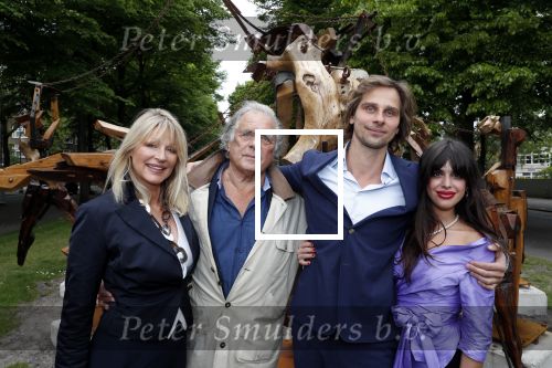 Amsterdam 17 mei 2019
Opening Art Zuid door Jan des Bouvrie. De zoon van Jan Cremer , ivan Cremer had ook een heel mooi kunstwerk gemaakt. jan kwam met zijn vrouw Babette