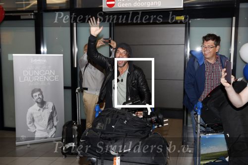 Schiphol  19 mei 2019
Vele fans wachten Duncan Laurence op nadat hij op schiphol is geland . De avond ervoor heeft hij het songfestival gewonnen in israel. Jaap Hilhorst en Koos v Plateringen