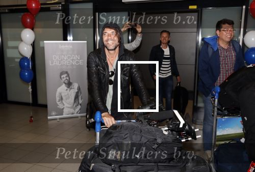 Schiphol  19 mei 2019
Vele fans wachten Duncan Laurence op nadat hij op schiphol is geland . De avond ervoor heeft hij het songfestival gewonnen in israel. Jaap Hilhorst en Koos v Plateringen