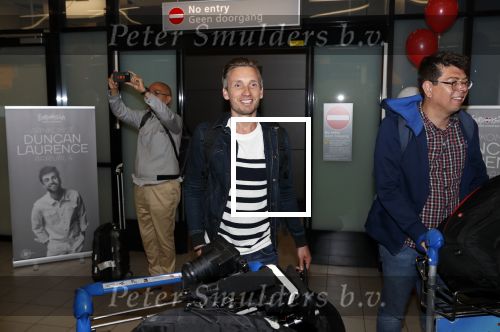 Schiphol  19 mei 2019
Vele fans wachten Duncan Laurence op nadat hij op schiphol is geland . De avond ervoor heeft hij het songfestival gewonnen in israel. Jaap Hilhorst en Koos v Plateringen