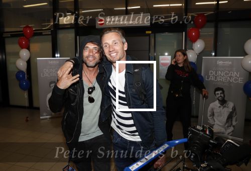 Schiphol  19 mei 2019
Vele fans wachten Duncan Laurence op nadat hij op schiphol is geland . De avond ervoor heeft hij het songfestival gewonnen in israel. Jaap Hilhorst en Koos v Plateringen