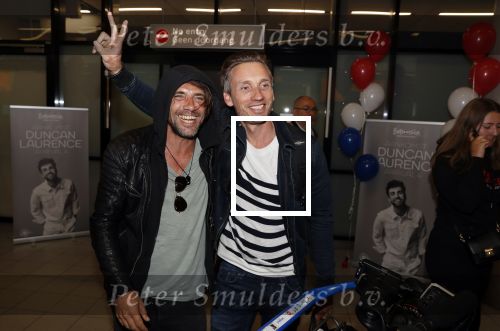 Schiphol  19 mei 2019
Vele fans wachten Duncan Laurence op nadat hij op schiphol is geland . De avond ervoor heeft hij het songfestival gewonnen in israel. Jaap Hilhorst en Koos v Plateringen