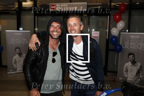 Schiphol  19 mei 2019
Vele fans wachten Duncan Laurence op nadat hij op schiphol is geland . De avond ervoor heeft hij het songfestival gewonnen in israel. Jaap Hilhorst en Koos v Plateringen