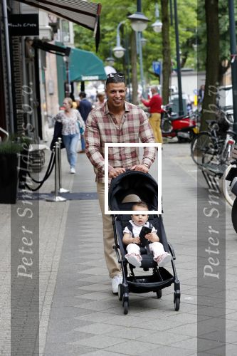 Amsterdam 4 juni 2019
Jalal Oba met zijn dochter op de cornelis schuytstraat