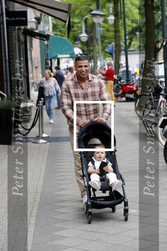 Amsterdam 4 juni 2019
Jalal Oba met zijn dochter op de cornelis schuytstraat