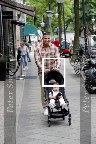 Amsterdam 4 juni 2019
Jalal Oba met zijn dochter op de cornelis schuytstraat