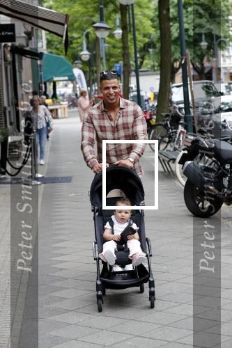 Amsterdam 4 juni 2019
Jalal Oba met zijn dochter op de cornelis schuytstraat