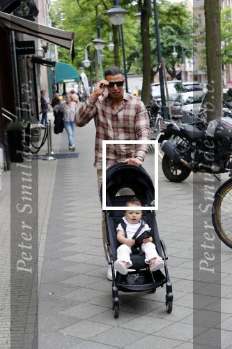 Amsterdam 4 juni 2019
Jalal Oba met zijn dochter op de cornelis schuytstraat