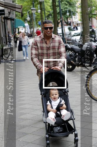 Amsterdam 4 juni 2019
Jalal Oba met zijn dochter op de cornelis schuytstraat