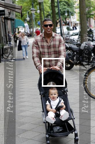 Amsterdam 4 juni 2019
Jalal Oba met zijn dochter op de cornelis schuytstraat