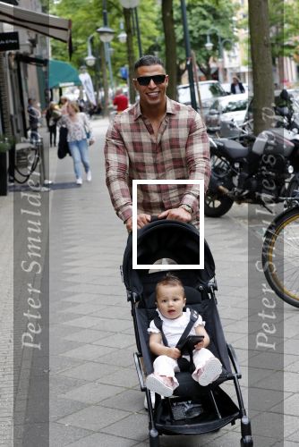 Amsterdam 4 juni 2019
Jalal Oba met zijn dochter op de cornelis schuytstraat