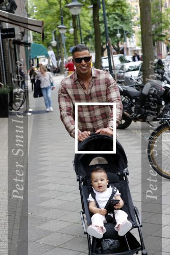 Amsterdam 4 juni 2019
Jalal Oba met zijn dochter op de cornelis schuytstraat