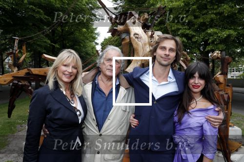 Amsterdam 17 mei 2019
Opening Art Zuid door Jan des Bouvrie. De zoon van Jan Cremer , ivan Cremer had ook een heel mooi kunstwerk gemaakt. jan kwam met zijn vrouw Babette