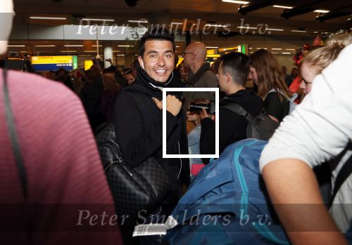 Schiphol  19 mei 2019
Vele fans wachten Duncan Laurence op nadat hij op schiphol is geland . De avond ervoor heeft hij het songfestival gewonnen in israel. Jan Smit met ome Cor