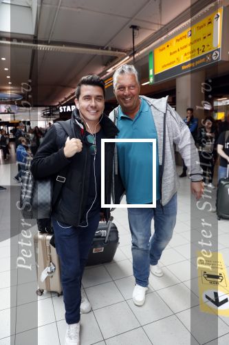 Schiphol  19 mei 2019
Vele fans wachten Duncan Laurence op nadat hij op schiphol is geland . De avond ervoor heeft hij het songfestival gewonnen in israel. Jan Smit met ome Cor