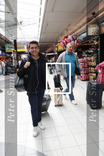 Schiphol  19 mei 2019
Vele fans wachten Duncan Laurence op nadat hij op schiphol is geland . De avond ervoor heeft hij het songfestival gewonnen in israel. Jan Smit met ome Cor