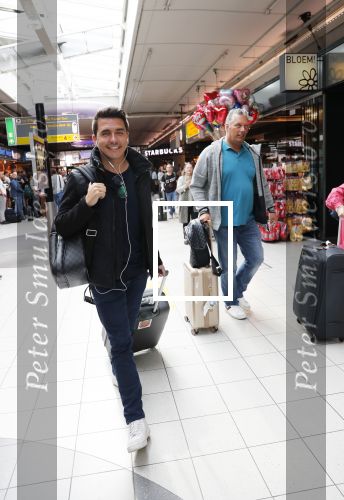 Schiphol  19 mei 2019
Vele fans wachten Duncan Laurence op nadat hij op schiphol is geland . De avond ervoor heeft hij het songfestival gewonnen in israel. Jan Smit met ome Cor