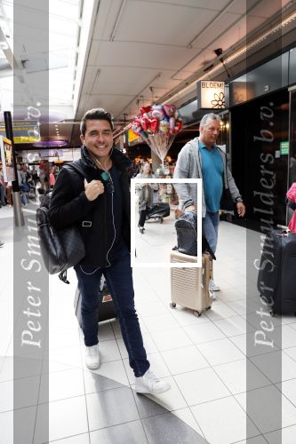 Schiphol  19 mei 2019
Vele fans wachten Duncan Laurence op nadat hij op schiphol is geland . De avond ervoor heeft hij het songfestival gewonnen in israel. Jan Smit met ome Cor